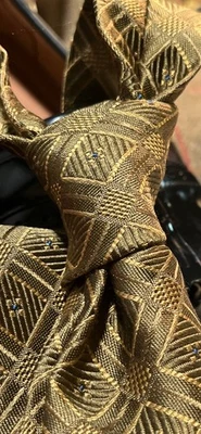 НОВЫЙ КЛУБ КОМНАТА 100% ИТАЛЬЯНСКИЙ ШЕЛК ГАЛСТУК ЗОЛОТО И ЗЕЛЕНЫЙ ГЕОМЕТРИЧЕСКИЙ ОТЛИЧНО ПОДХОДИТ ДЛЯ РОЖДЕСТВА - Изображение 1 из 4