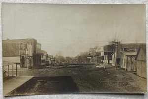 H2487 RPPC Postkarte Echtfoto Straßenszene unbekannter Ort - Bild 1 von 2