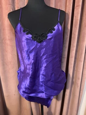 Sexy conjunto de pijama vintage grande de encaje sedoso púrpura y negro Fredericks of Hollywood Foto 1 de 4