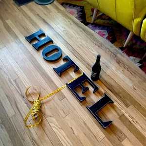 Antica insegna originale vintage FRANCESE HOTEL zinco lettere industriali - Foto 1 di 22