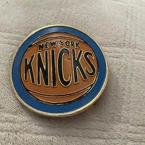 Vintage 1969 *NEW YORK KNICKS*BASKETBALL SOUVENIR BELT BUCKLE 2 1/4” ~WINNERS~ - Picture 1 of 2