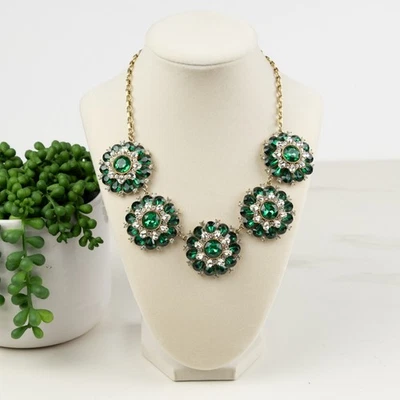 Collar babero floral de 19" con pedrería de vidrio verde esmeralda Foto 1 de 4