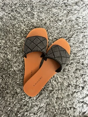 Sandalias Tahari metálicas con tachuelas Foto 1 de 4