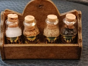 Miniatur Gewürzregal mit 4 Gläsern, Puppenhaus Zubehör Holz Gewürzschrank - Bild 1 von 10