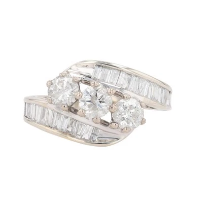 Anillo de compromiso de tres piedras de diamantes de corte redondo de 1,61 quilates de oro blanco de 10 k talla 5 Foto 1 de 4