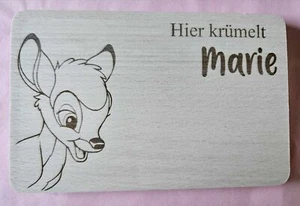 Personalisiertes Frühstücksbrettchen mit Namen - Motiv Reh - Hier krümelt...  - Bild 1 von 1