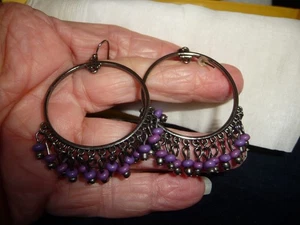 PENDIENTES PERFORADOS 1 3/4"" R AROS CON PEQUEÑAS CUENTAS COLGANTES MORADAS TONO PLATA #9/6 - Imagen 1 de 6