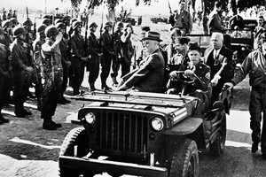 New 5x7 World War II Photo: U.S. President Franklin D. Roosevelt Reviews Troops