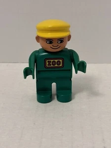 DUPLO/LEGO Zookeeper Zoo Minifigure Abito Verde Cappello Giallo - Foto 1 di 1