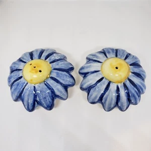Blaue Gänseblümchen Salz & Pfefferstreuer Vintage 1950er 3" Durchmesser x 1,5" Höhe Shabby Chic Design - Bild 1 von 12