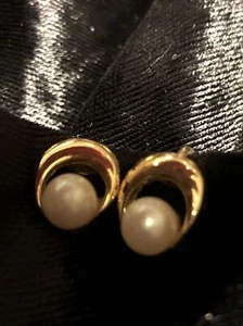 Vintage Classic Clip On Earrings Round   Pearl Golden Tone Stud - Picture 1 of 4
