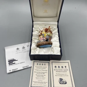 Caja de baratijas esmaltadas Halcyon Days Era una anciana que vivía en un bombero de zapatos - Imagen 1 de 13