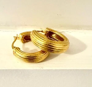 21 karat, gold plated, hand crafted, ribbed hoop earrings - Picture 1 of 6