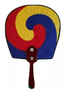 Arte Popular Coreano Hecho a Mano Fan Taegeuk Impresión Diseño, Cubierta de Seda, Mango de Madera Nuevo - Imagen 1 de 6
