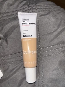 Neutrogena Crema Idratante Tinta Radiante - Foglio Avorio 10 - Foto 1 di 3