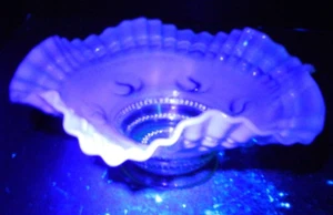 Vintage grün opalisierend Vaseline Glas gekräuselt gekräuselt Fuß Schüssel 3,5" x 8,75" - Bild 1 von 9