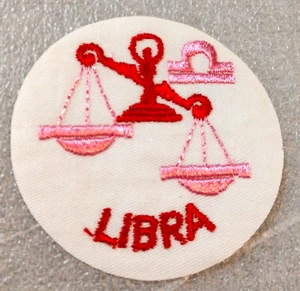 Rosa Hippie Mod Flor Poder Zodiaco Libra Escalas Paño Delgado Parche Nuevo Nuevo De Edición 1970 - Imagen 1 de 3