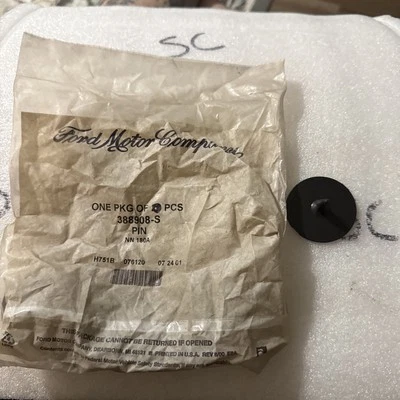 (1) Clips de almohadilla de aislamiento para capó Ford - Se adapta a orificio de 1/4" - Diámetro de 1-3/4" - 388908S Foto 1 de 3