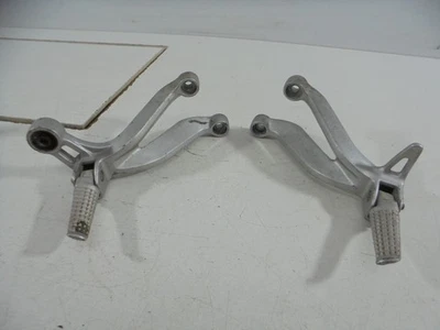 2001 2002 2003 Suzuki GSXR600 GSXR 600 OEM conjunto traseiro de passageiros apoios para os pés traseiros - Imagem 1 de 4