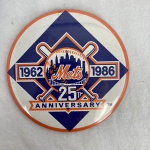 "Pin de camiseta con botones de 3 1/2"" con logotipo del 25 aniversario de los New York Mets 1986" - Imagen 1 de 4