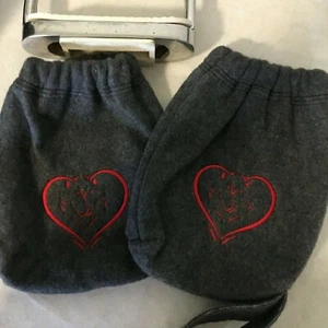 Englisch, Bügelhüllen, Steigbügelschoner, Taschen, besticktes graues Fleece - Bild 1 von 1
