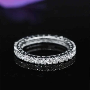 Alianza de boda de eternidad de diamantes simulados de corte redondo de 2,00 quilates enchapada en oro blanco de 14 quilates - Imagen 1 de 5