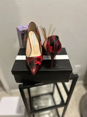 Красные туфли на каблуке в полоску - Изображение 1 из 3