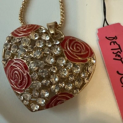 COLAR PINGENTE Betsey Johnson filigrana coração de namorados rosas rosa cristais Go - Imagem 1 de 4