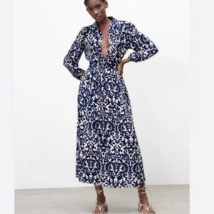 Maxi Camisa Zara Azul Marino Marfil Crema Corbata Cintura Manga Abullonada Talla L - Imagen 1 de 14