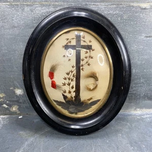 Reliquaire XIXe siècle sous verre bombé – Croix et ornements en cheveux humains - Imagen 1 de 9