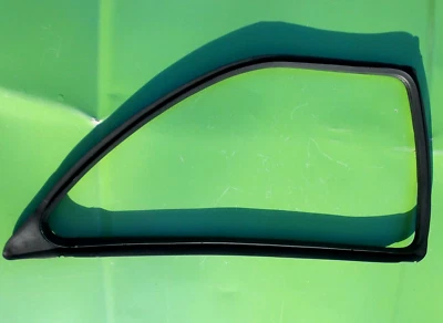 MAZDA 323 86-89 FAIXA METEOROLÓGICA TRASEIRA DIREITA QUARTO JANELA B11172761A HATCHBACK FABRICANTE DE EQUIPAMENTO ORIGINAL - Imagem 1 de 4