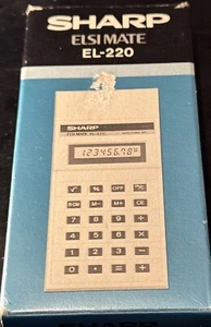 Calcolatrice vintage NOS SHARP ELSI MATE EL-220 NUOVA con scatola, sigillata - Foto 1 di 3