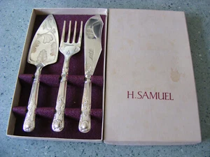 JUEGO DE 3 SERVIDORES DE PASTELES PLATEADOS POR MAYELL KINGS PATRÓN HECHO EN INGLATERRA - Imagen 1 de 6