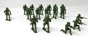 Vintage Lot of 17 Green Army Men 2" Mixed Unmarked Toy Soldiers Figures - Picture 1 of 6