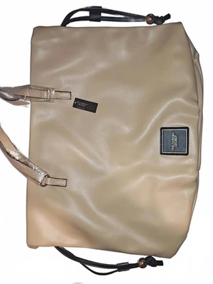 Bolso de Mano Victoria's Secret con Cordón Nuevo con Etiquetas | Bolso de Hombro Beige Imitación Cuero Foto 1 de 3