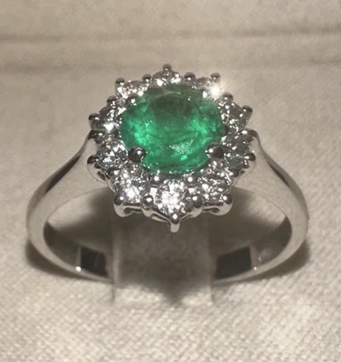 Anillo De Oro Blanco 18kt. Diamantes Naturales Y Esmeralda Natural Zambia - Imagen 1 de 4