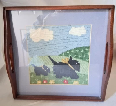 Винтажный уникальный вышитый под стекло деревянный поднос Scottie с подписью и датой 8-96 - Изображение 1 из 3