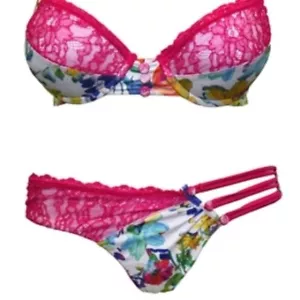 NUOVO BEACH BUNNY PARADISE FLEUR SCRUNCH BOTTOM SOLO TUTTE LE TAGLIE - Foto 1 di 3