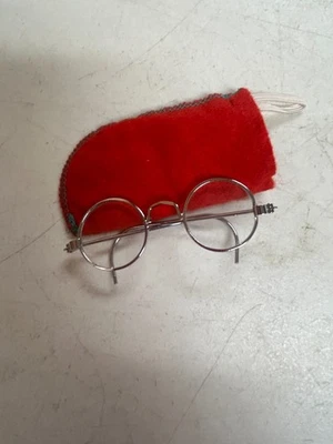 AMERICAN GIRL PLEICE COMPANY BONECA MOLLY SUBSTITUIR ÓCULOS PRATA ESTOJO VERMELHO 1986 - Imagem 1 de 4