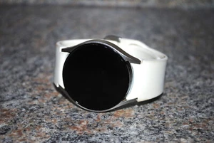 Samsung Galaxy Watch 6 (SM-R935U) - EN L'ÉTAT, POUR PIÈCES UNIQUEMENT - Photo 1 sur 4