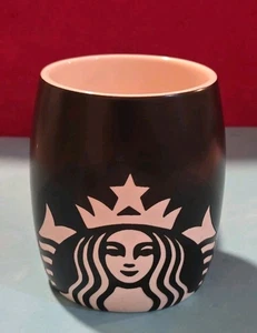 Taza de café Starbucks 2011 barril blanco y negro grabado logotipo de sirena  - Imagen 1 de 6
