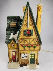 Santa’s Workbench Collection Classic Series "18 Downing Street" Tudor House  - Imagen 1 de 13