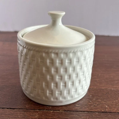 Oneida Majesticware Basket Weave Sugar Bowl w/lid White - Image 1 of 4