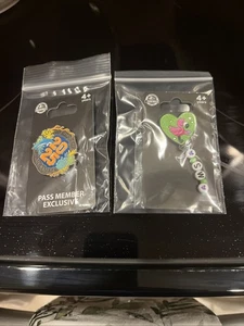 Seaworld 2025 Pin Set Of 2 Including Passmemember Exclusive And Pink Flamingo - Picture 1 of 3