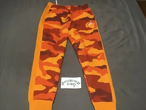 (TG. L) Nike Camo Joggers (BV3628 886) (Rosso e Arancione) - Foto 1 di 4