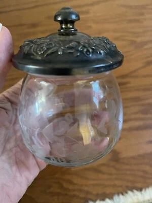 Kirk Repousse 纯银雕刻玻璃果酱罐带葡萄 ~ 4x3 英寸 — 第 1/4 张图片