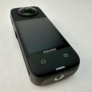 Insta360 X3 5.7K 360 Action Kamera Adventure Bundle, 2 Akkus, 64GB SD & mehr - Bild 1 von 13