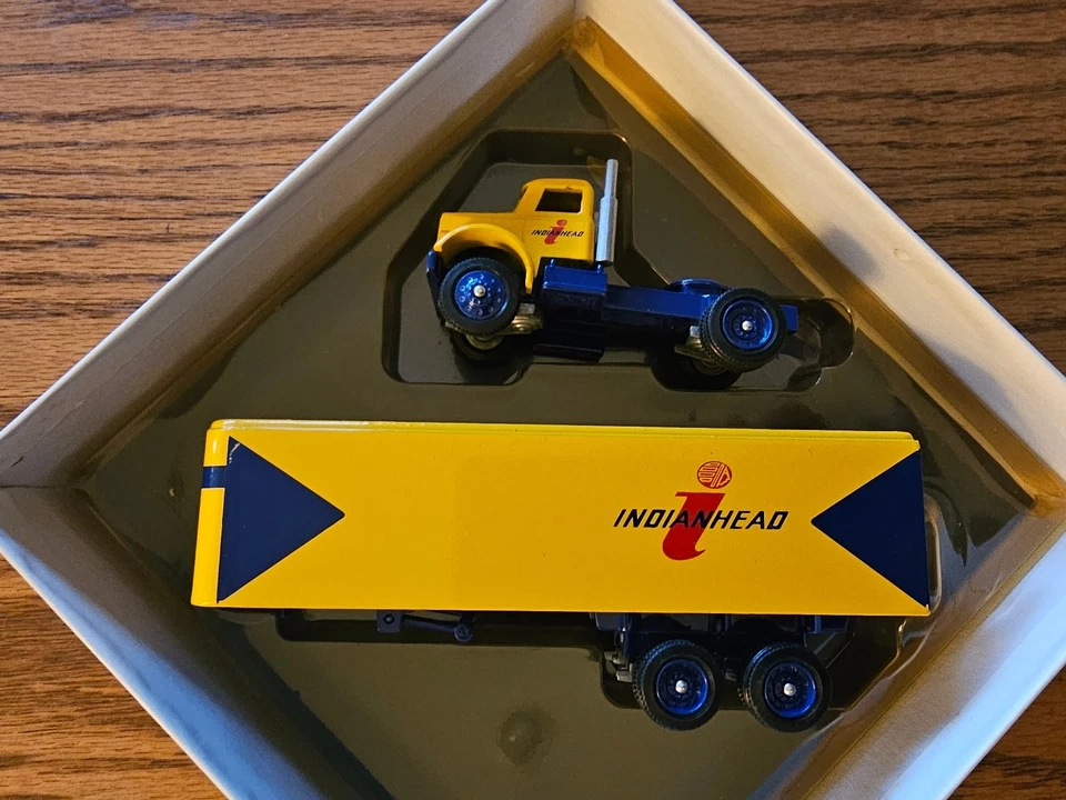 Литая модель грузовика полуприцепа Winross Indian Head масштаб 1:64 - Изображение 1 из 1