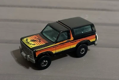 Ford Bronco 1982 fundido a presión Hot Wheels Mattel 1/64 negro con moto Malasia Foto 1 de 4