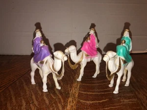 3 Vintage Hartplastik Zelluloid Krippe Weise Männer auf Kamelen Figuren - Bild 1 von 7